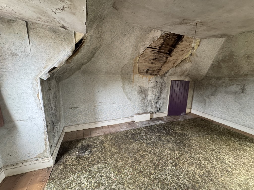 Lot: 141 - DETACHED BUNGALOW FOR IMPROVEMENT AND REPAIR - First floor bedroom